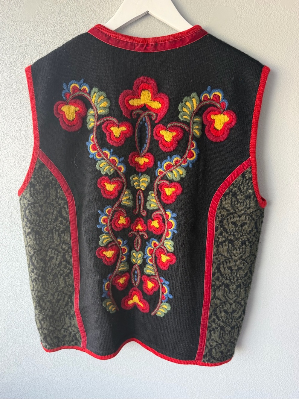 Vrikke vintage colorful 100% wool Norwegian metal clasp knit vest Women’s sz L - Picture 5 of 6